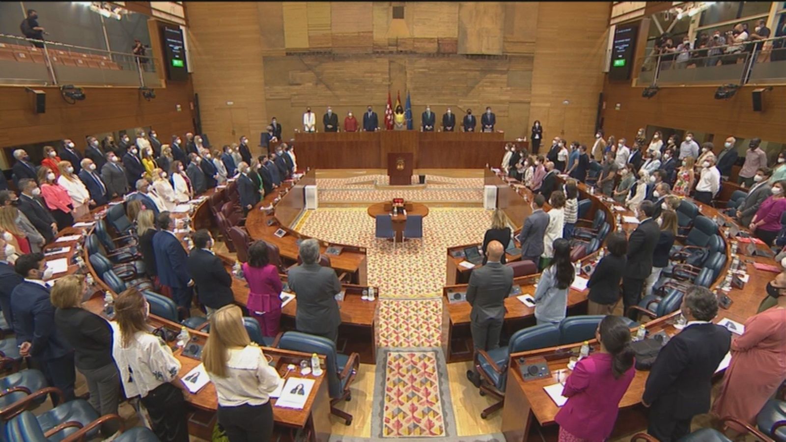 Minuto de silencio en la Asamblea por los dos últimos asesinatos de violencia machista en Madrid