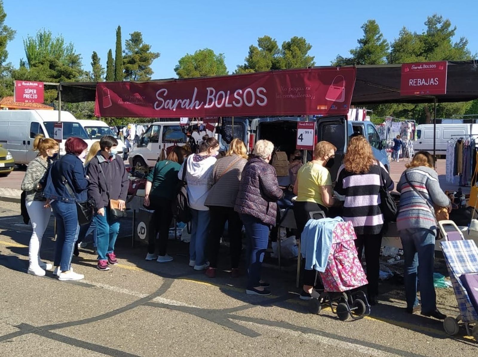 Varias clientas ante un puesto en un mercadillo madrileño