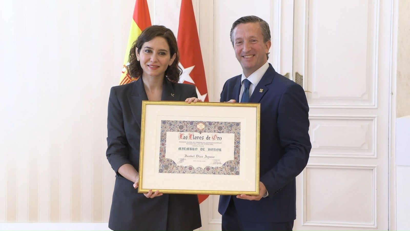 Ayuso recibe las Llaves de Oro de la Asociación Nacional de Conserjes de Hotel por su "ayuda" al sector
