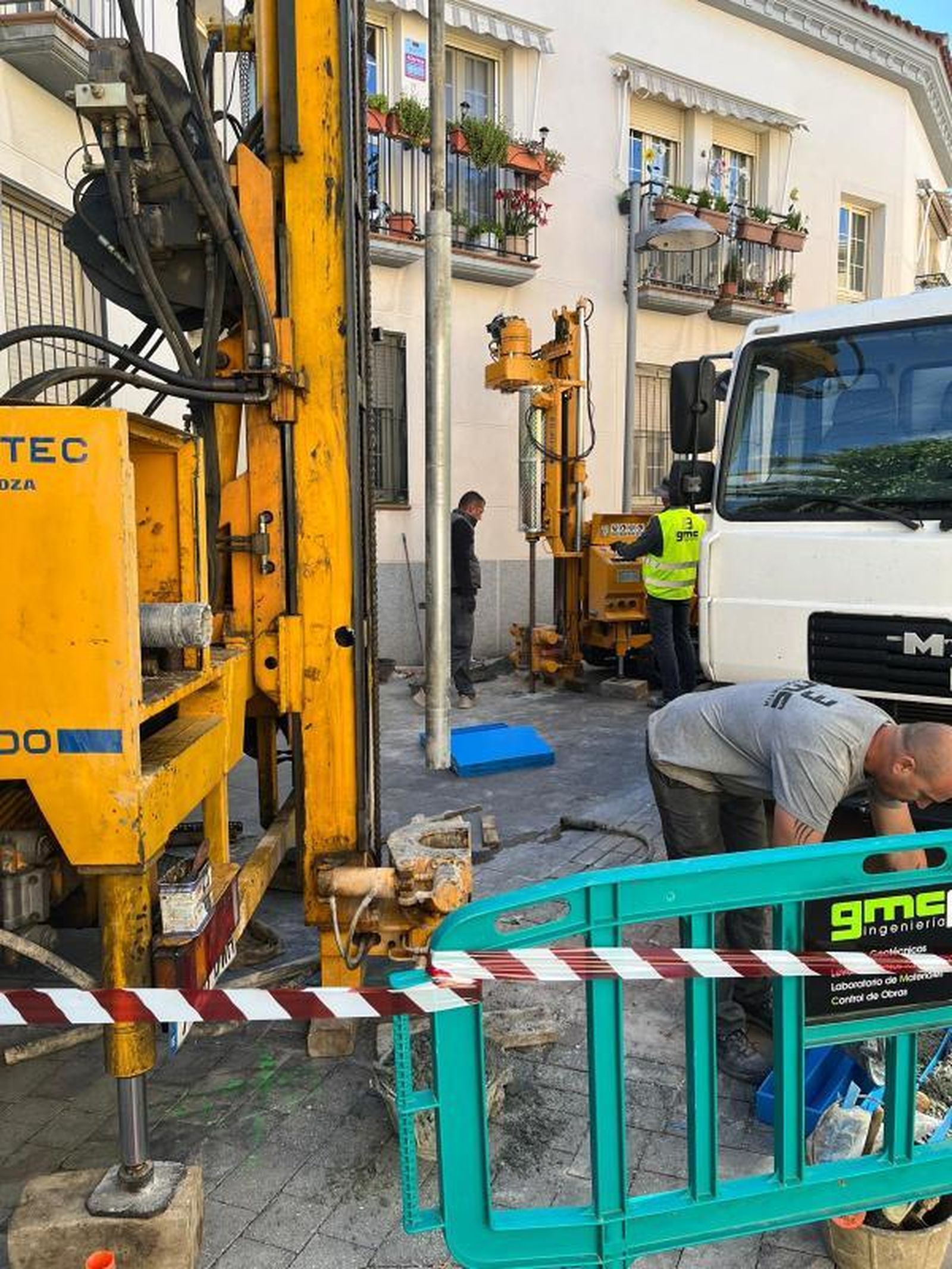 Sondeos en Pinto para detectar la fuente del olor a gasoil junto a varios edificios