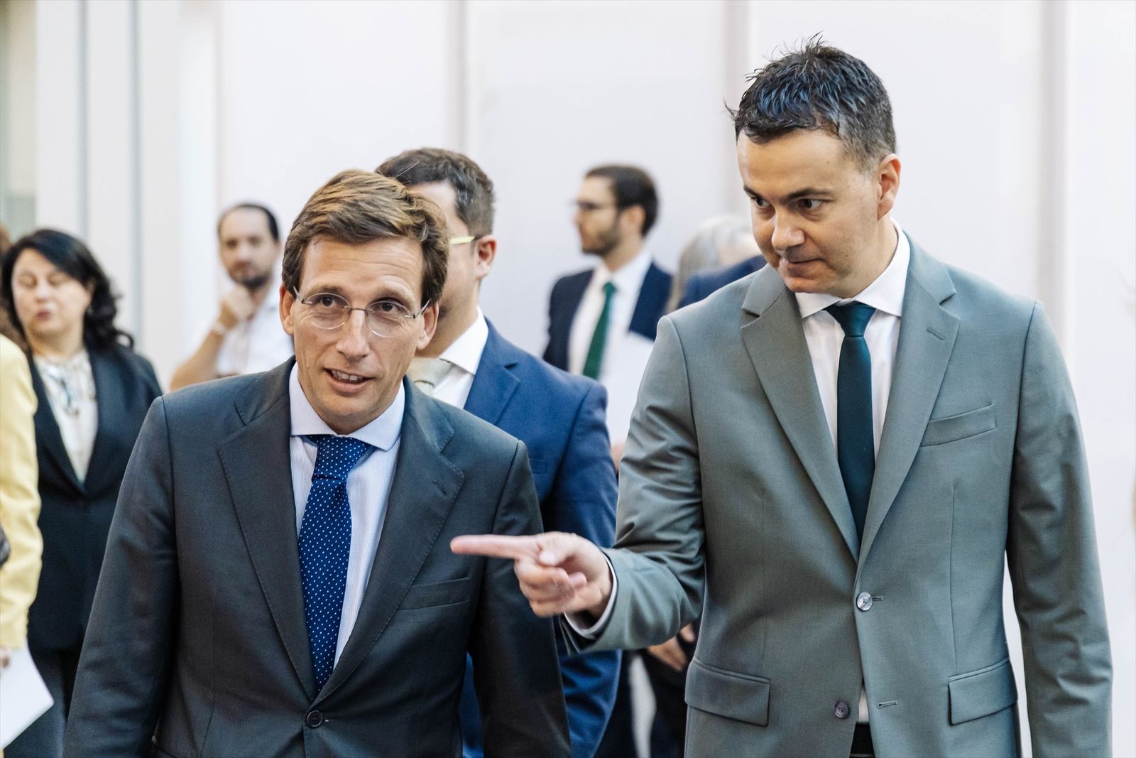 El alcalde de Madrid, José Luis Martínez-Almeida y el ministro de Industria, Comercio y Turismo en funciones, Héctor Gómez durante la inauguración de Madrid Platform 2023, en el Palacio de Cibeles, a 20 de septiembre de 2023, en Madrid (España).