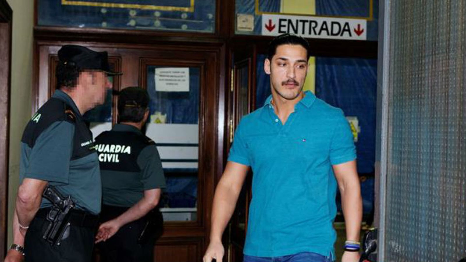 Acuden al juzgado a firmar los condenados  de 'La Manada' tras su puesta en libertad