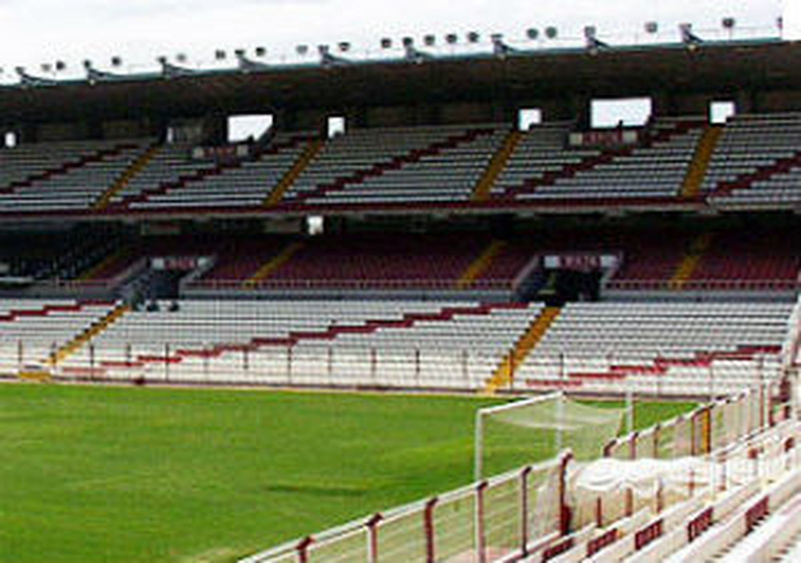 Vallecas registrará un lleno ante el Levante a la espera de un milagro