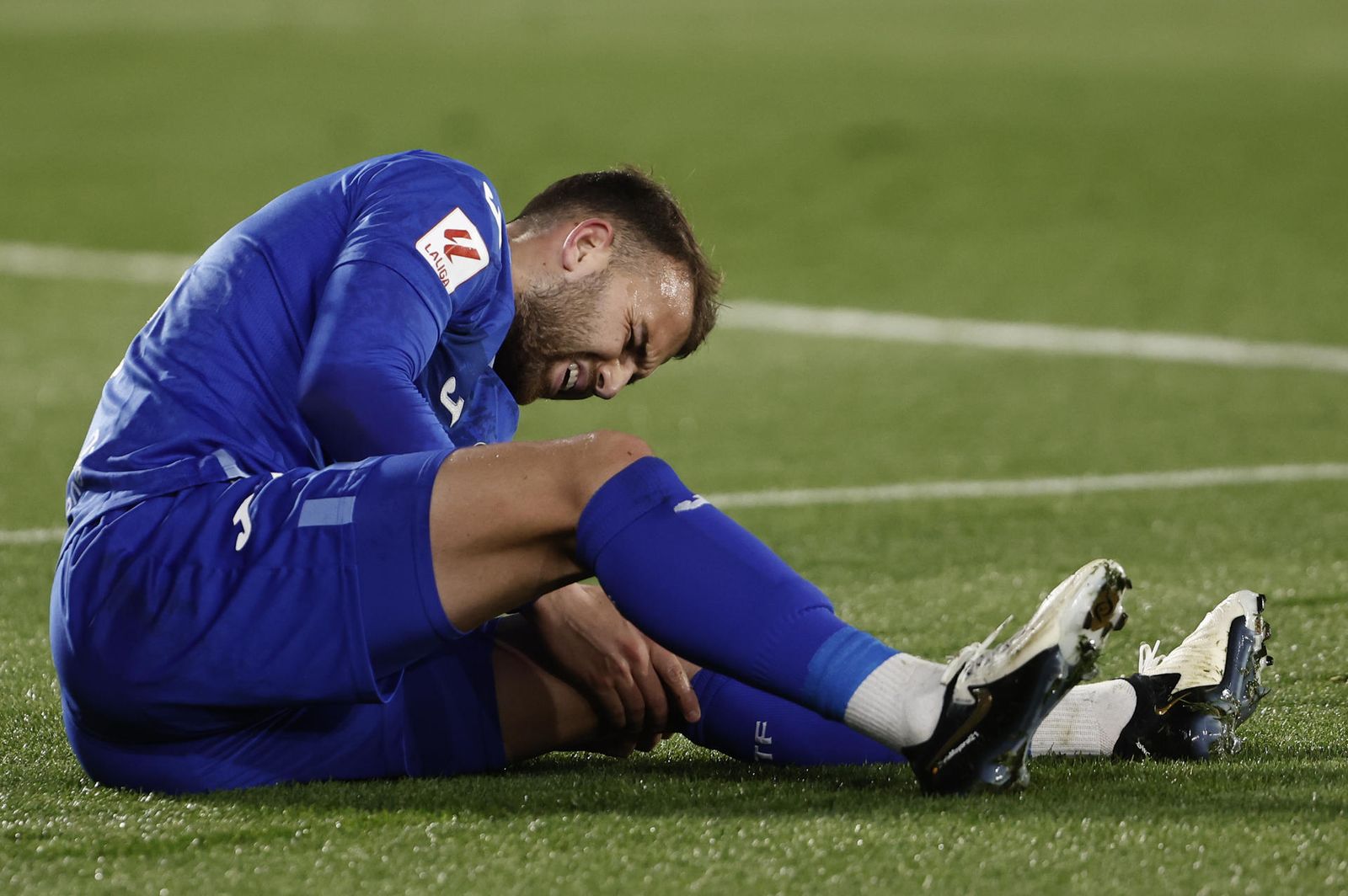 Borja Mayoral se duele de su rodilla izquierda