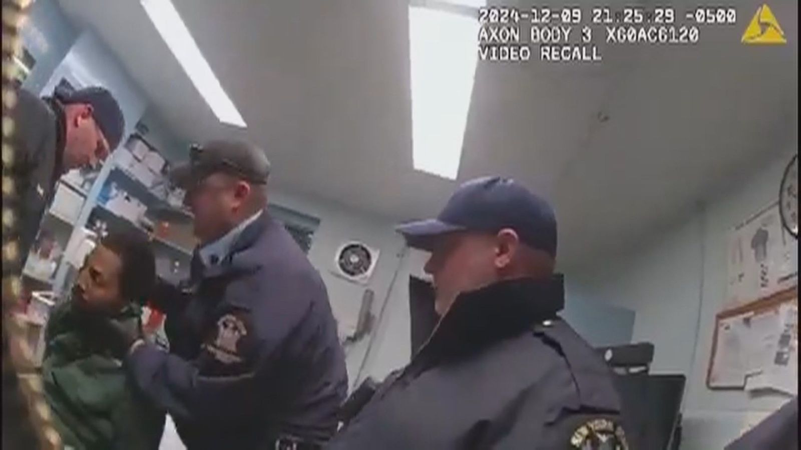 Un video muestra a agentes de prisión golpeando hasta la muerte a un preso en Nueva York