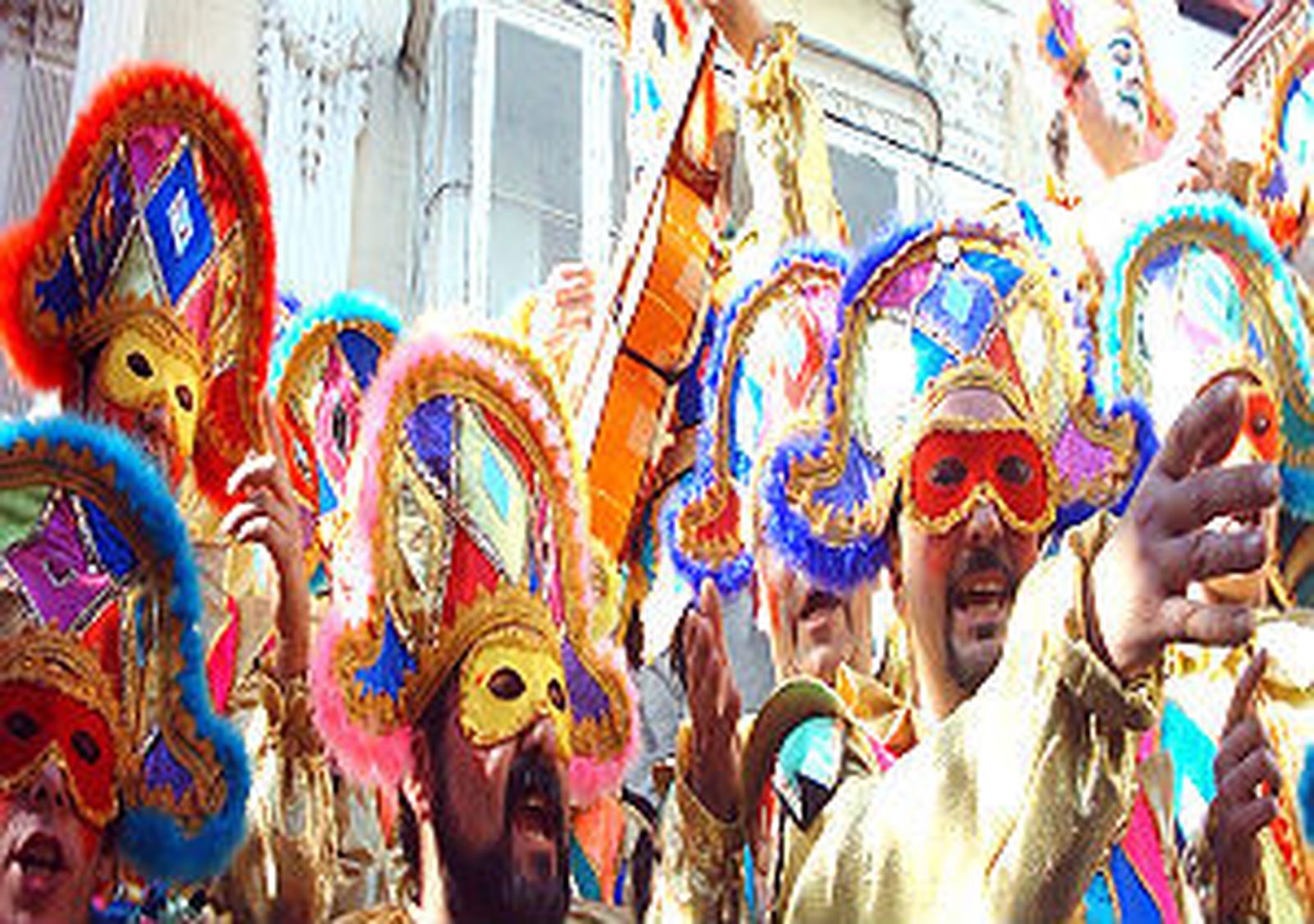 Gente disfrazada en carnaval
