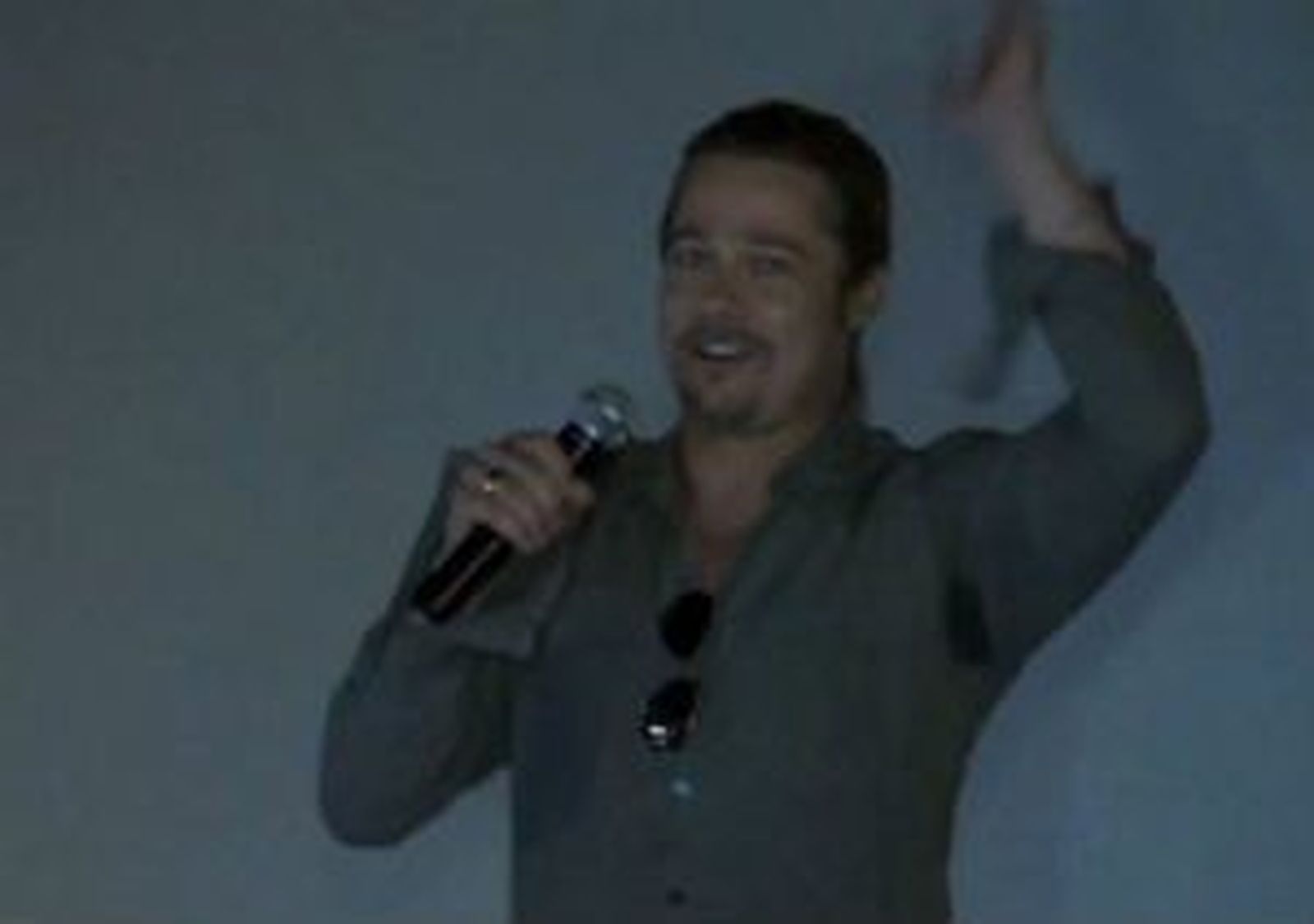 Brad Pitt sorprende a fans en Madrid al aparecer en premier de "World war Z"