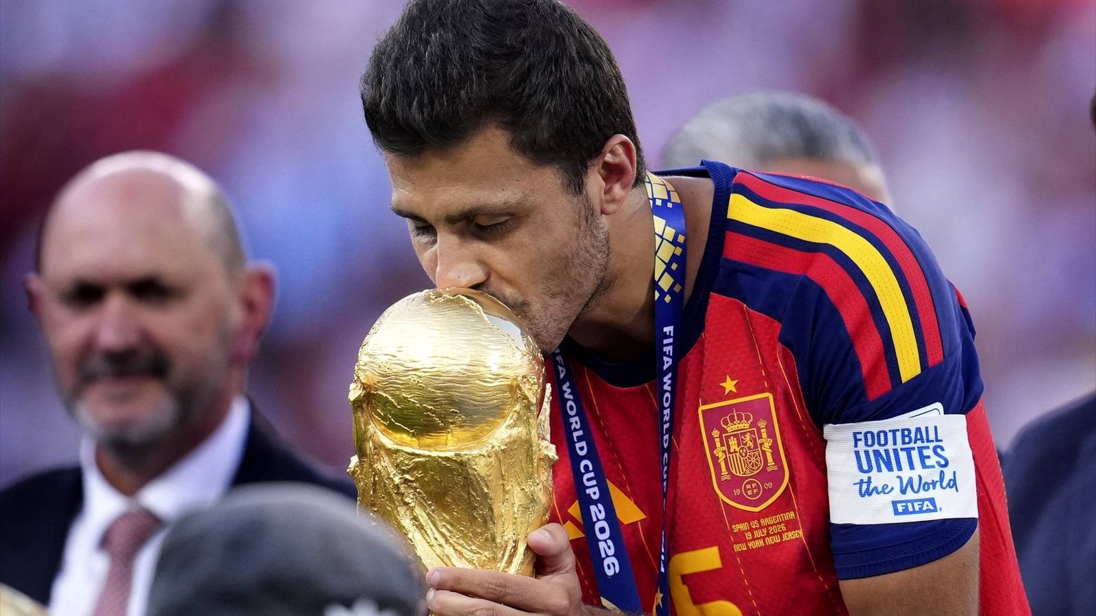 El jugador de fútbol Rodri Hernández con la copa del mundo