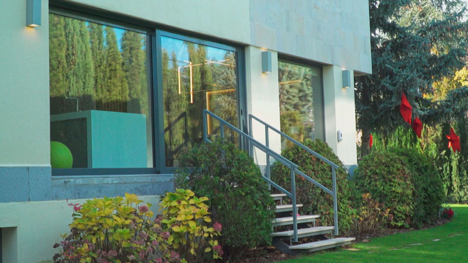 Y entramos en otra vivienda de la zona norte de Madrid, con habitaciones muy amplias y un enorme jardín decorado por Navidad.