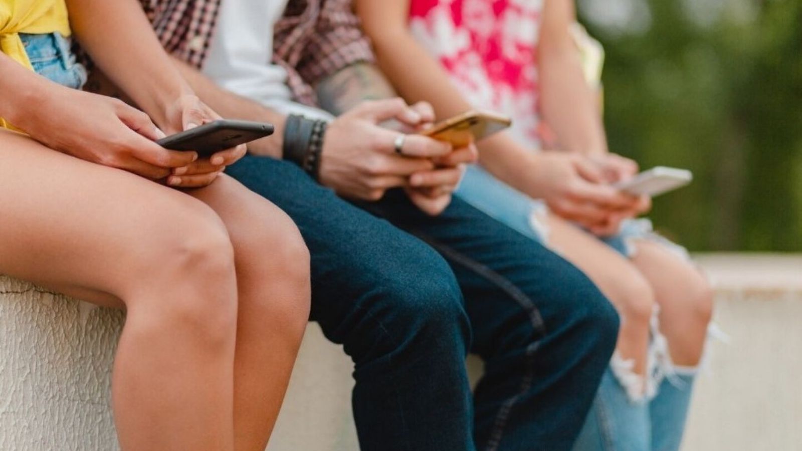 Menores usando las redes sociales