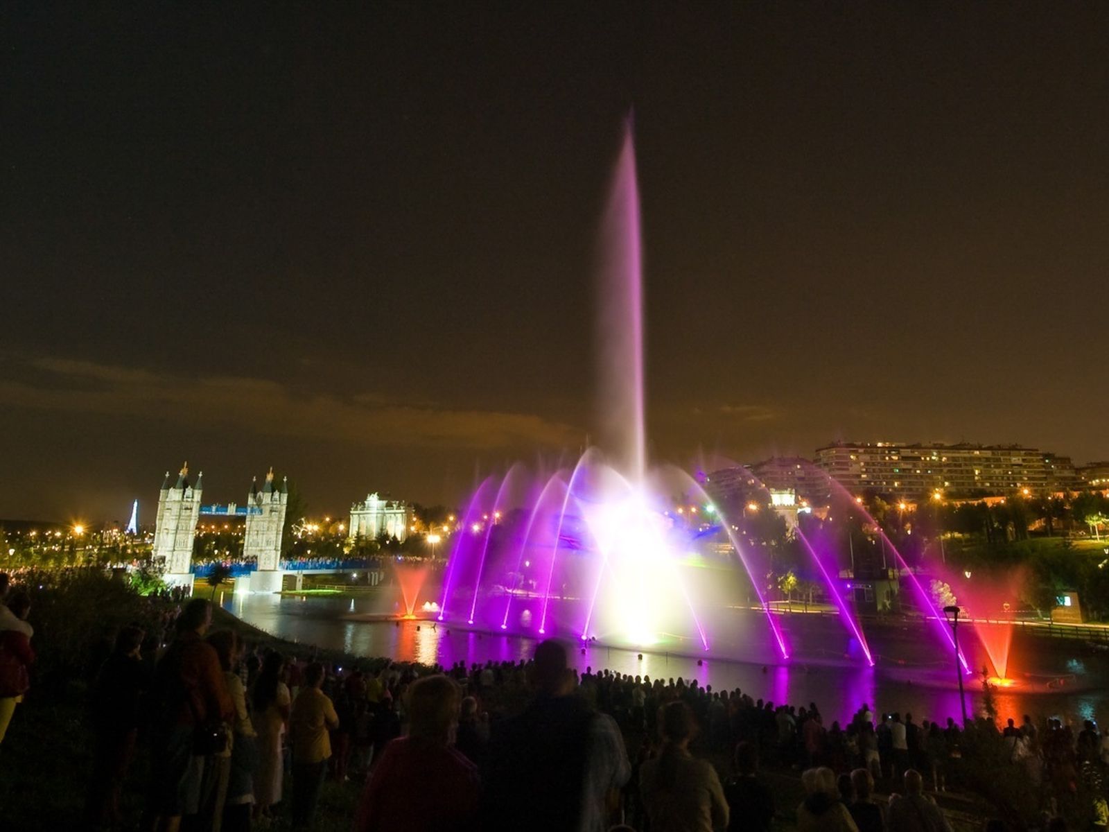 Fuegos artificiales en el espectáculo de luz, sonido y fuego del Parque Europa