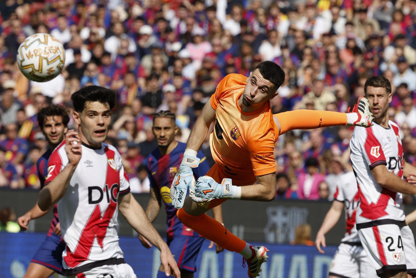Joan García ante varios jugadores del Rayo