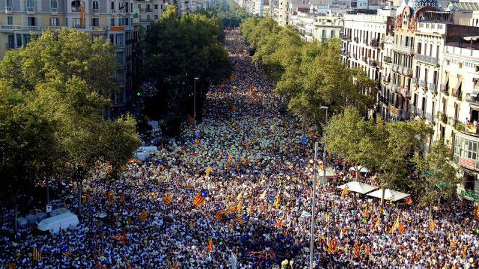 Miles de personas se manifiestan en Cataluña a favor de la independencia