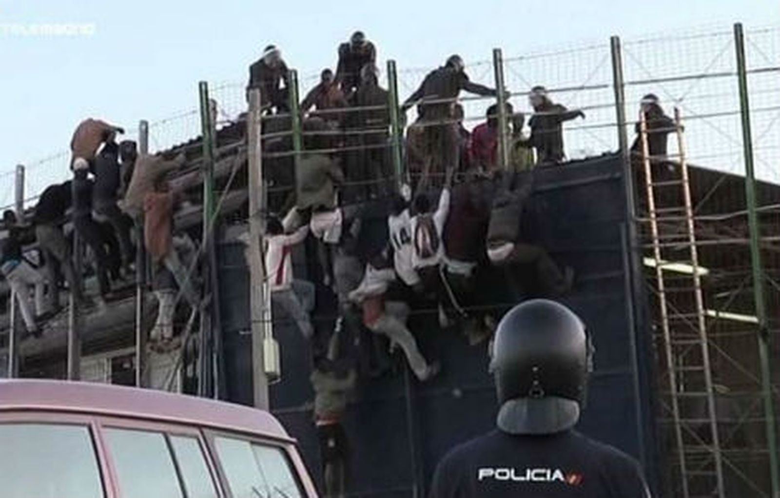 Ciento veinte inmigrantes intentan saltar valla de Melilla y uno lo consigue