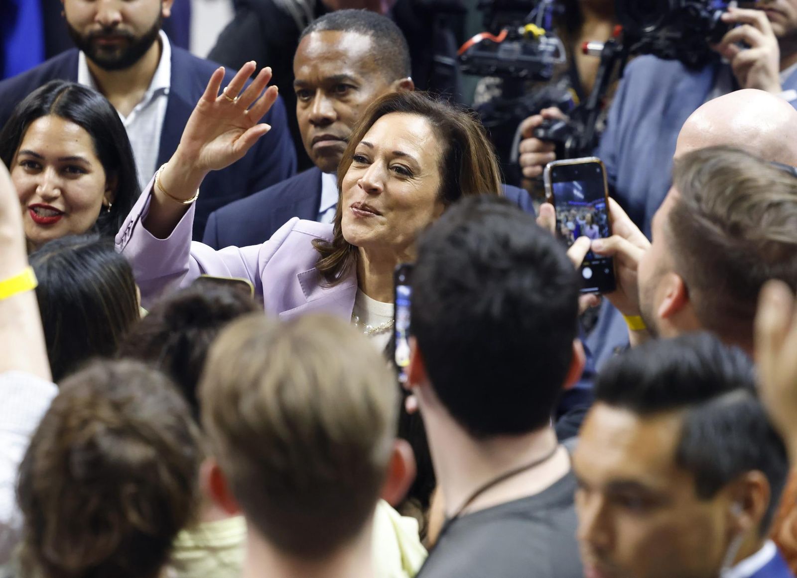Harris aventaja a Trump en las encuestas