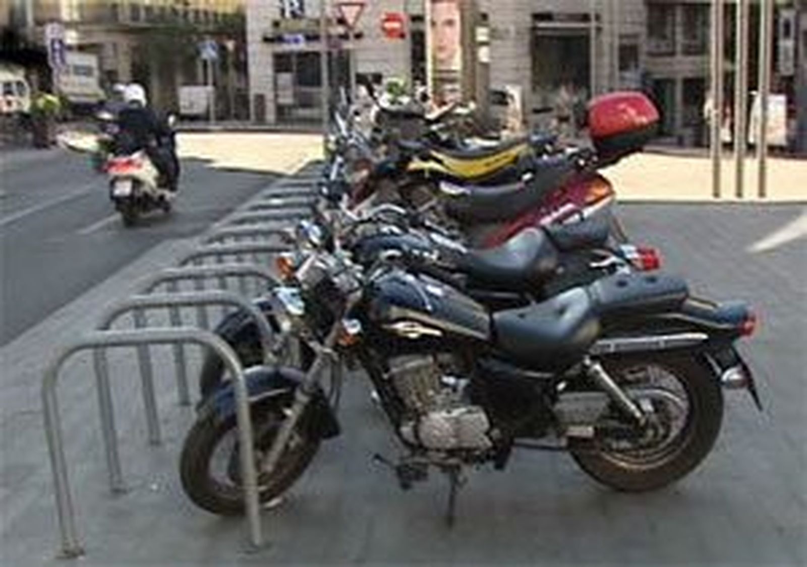 En Madrid hay 6.300 plazas de aparcamiento para más de 180.000 motos
