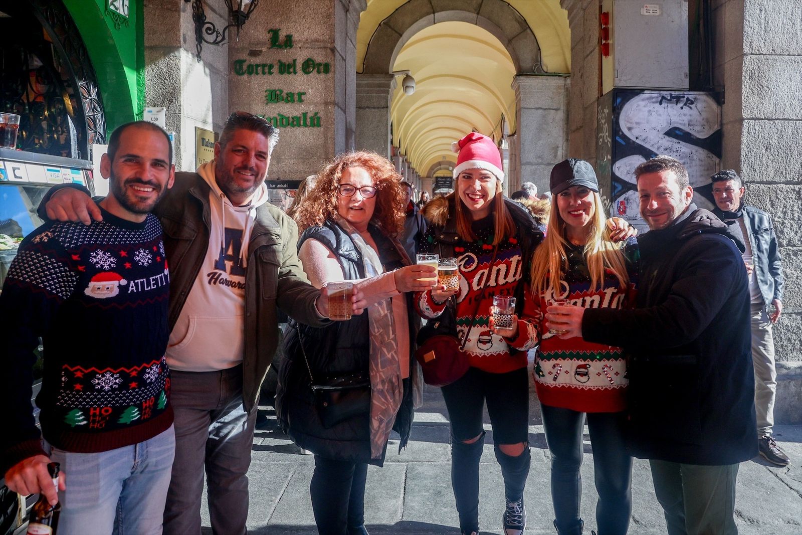 Varias personas brindan durante el aperitivo de Nochebuena en el centro de Madrid
