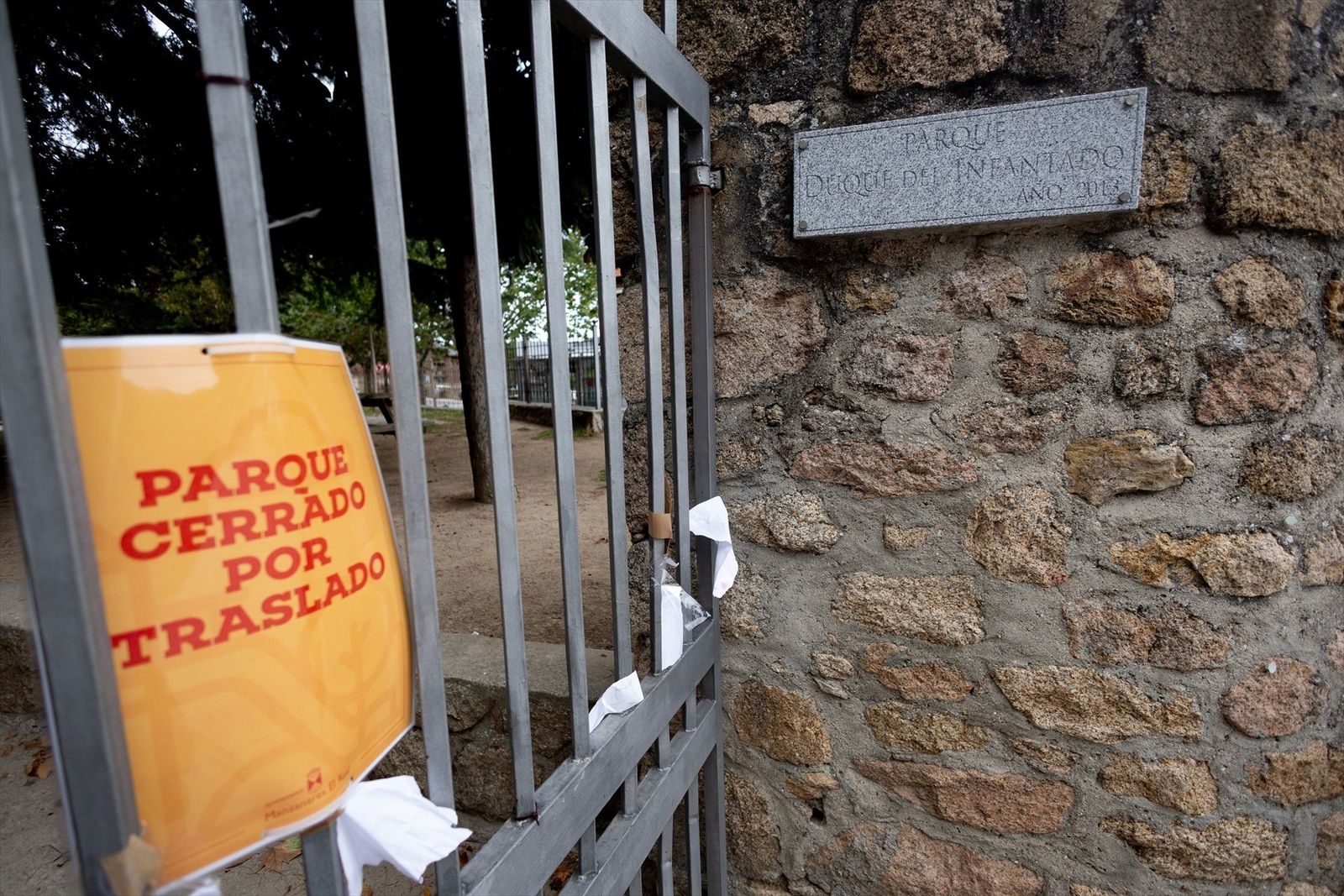 Una cadena humana pide la reapertura del parque Duque del Infantado de Manzanares El Real