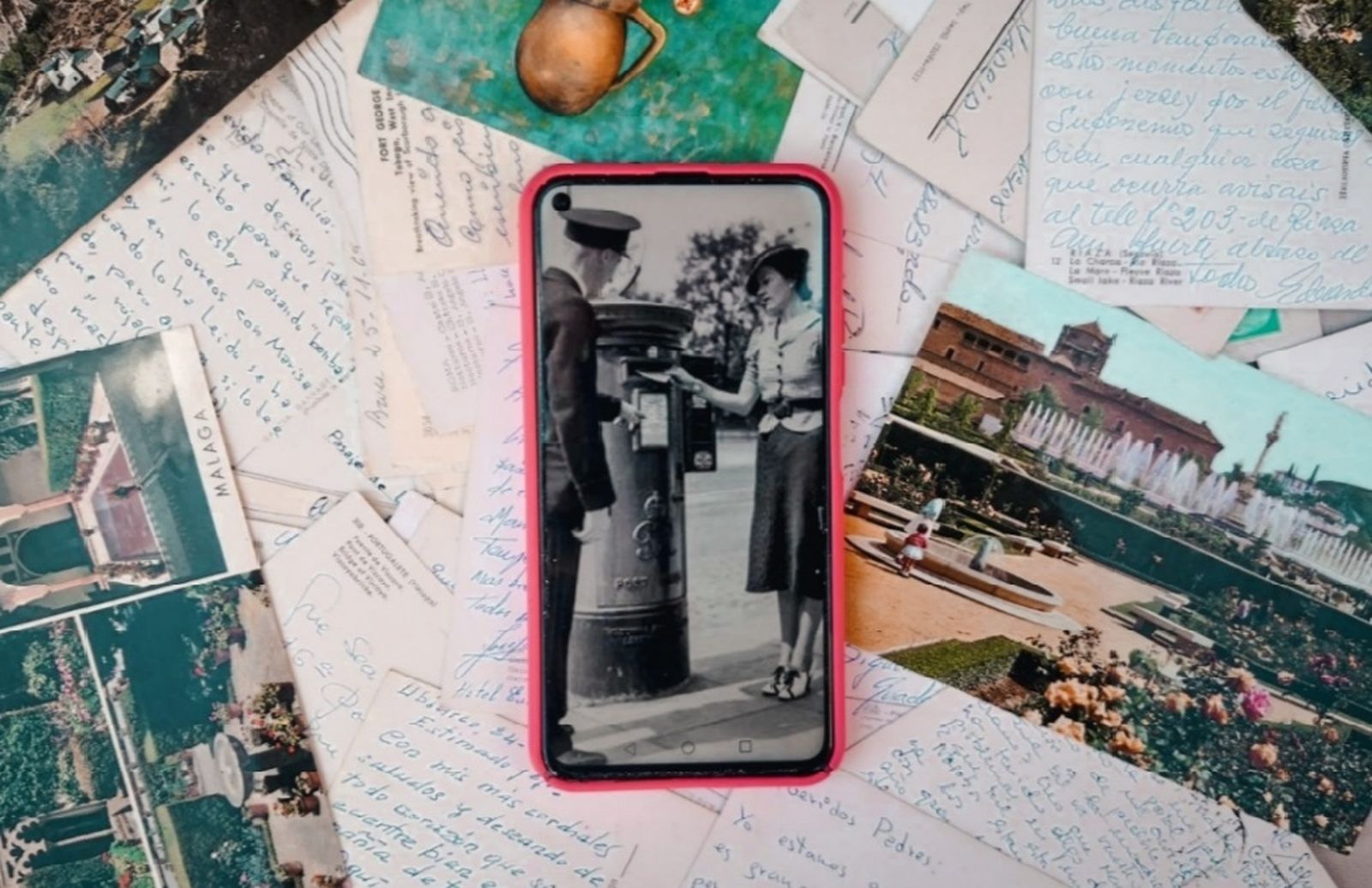 Postales antiguas y teléfono móvil, la forma de comunircase ha cambiado