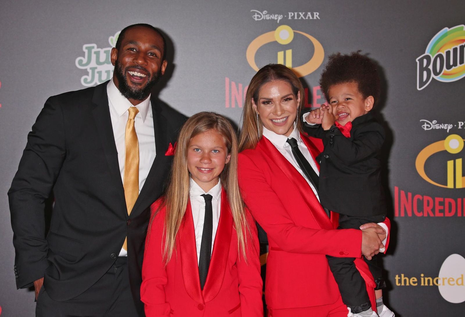 Fotografía de archivo fechada el 5 de junio de 2018 donde aparece el bailarín Stephen "tWitch" Boss (i) mientras posa junto a su esposa Allison Holker y sus hijos Weslie Fowler y Maddox Laurel Boss, en la premiere de la película Los Increíbles 2, en el Capitan Theater, en Hollywood,