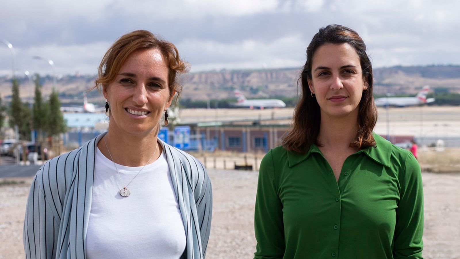 Mónica García y Rita Maestre, posan en las inmediaciones del aeropuerto Adolfo Suárez Madrid-Barajas