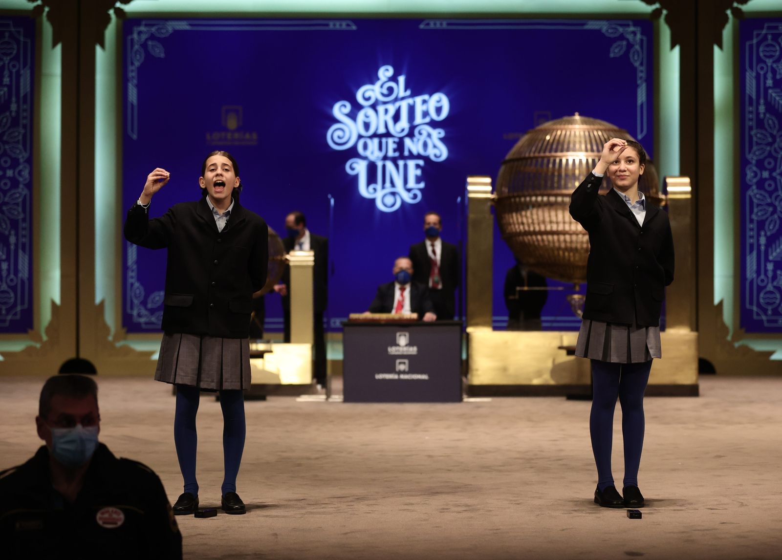 Dos de las niñas de la residencia de San Ildefonso, posan minutos después de cantar un premio durante la celebración del Sorteo Extraordinario de la Lotería de Navida
