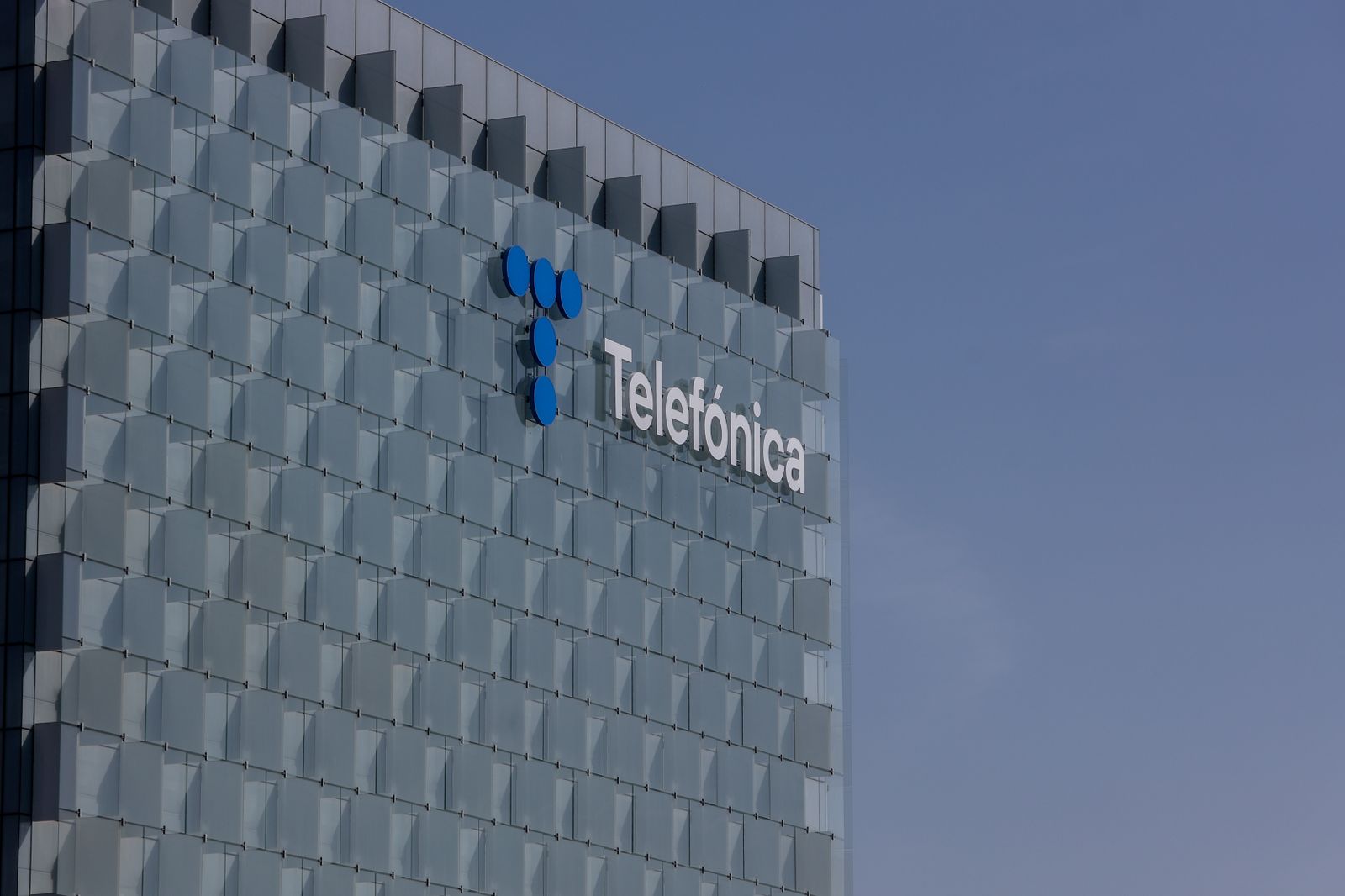 Fachada de la sede de la multinacional española Telefónica en Madrid