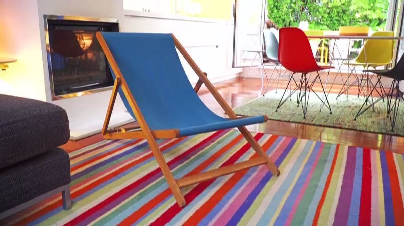 Una imagen del colorido salón de la casa de Gonzalo