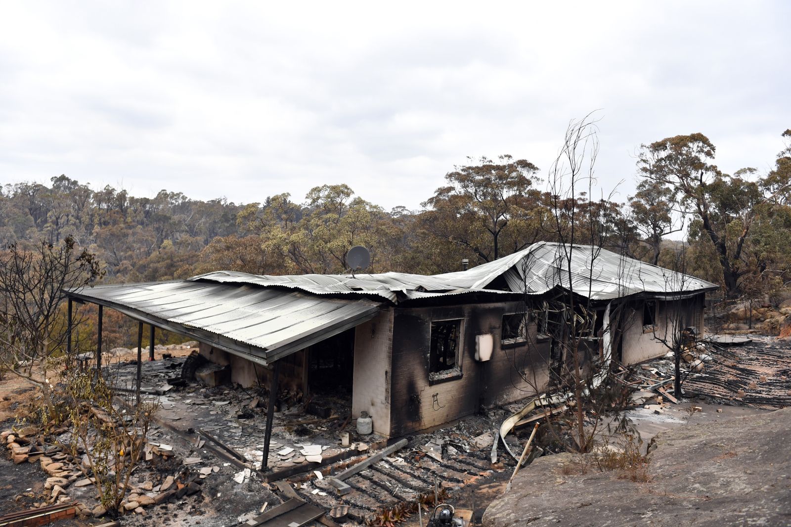 Imagen de una vivienda de campo arrasada por un incendio