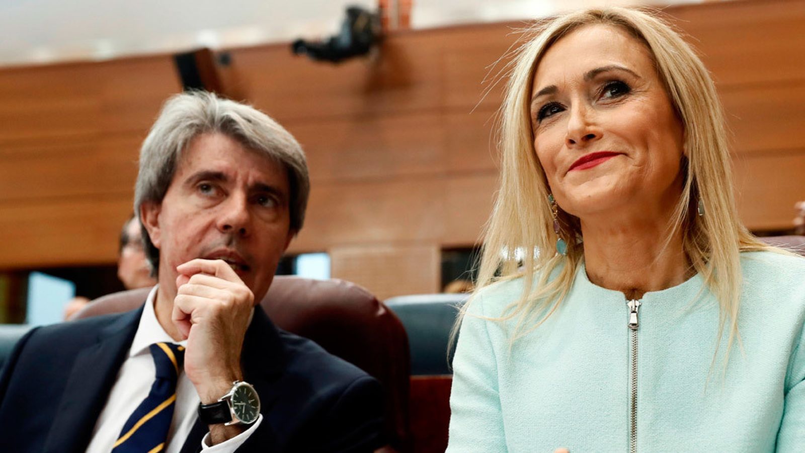 Cristina Cifuentes junto al consejero y portavoz del Gobierno, Ángel Garrido, en el pleno de la Asamblea regional