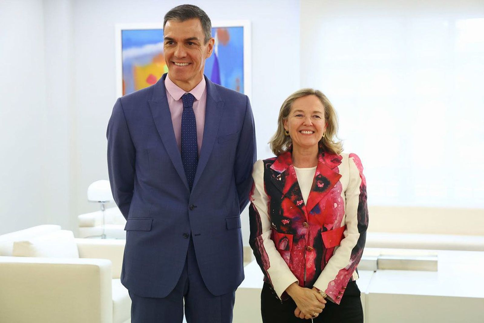 Sánchez recibe a Nadia Calviño mientras crecen las sospechas sobre su participación en el rescate de Plus Ultra
