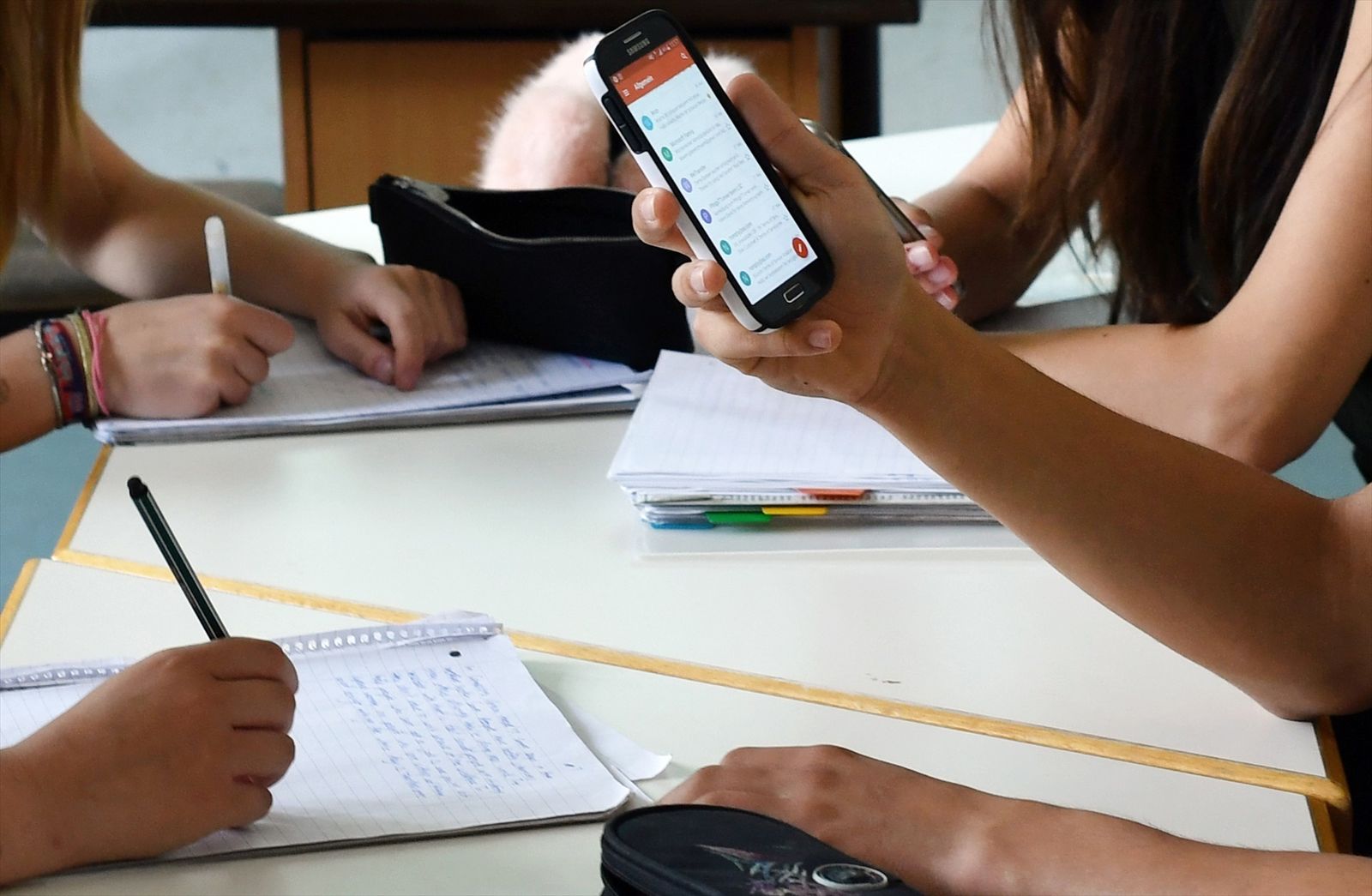 Estudiantes y un teléfono móvil