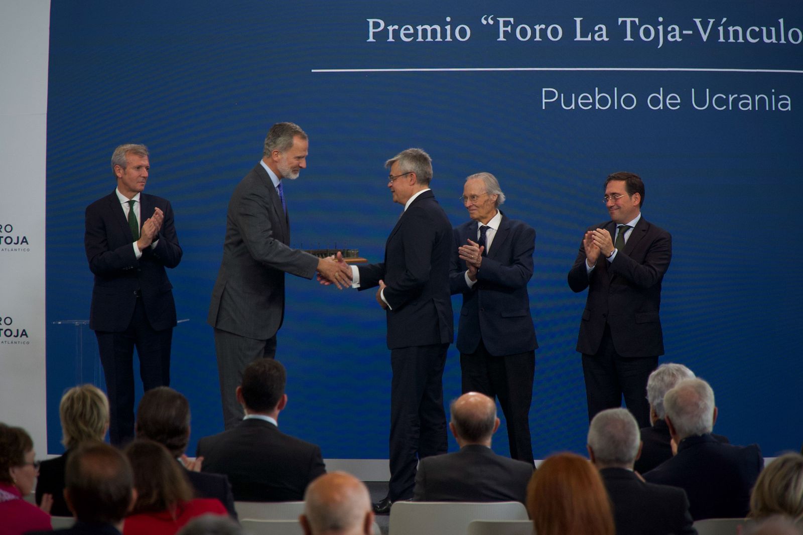 El Rey Felipe VI inaugura el Foro La Toja y condena la agresión rusa