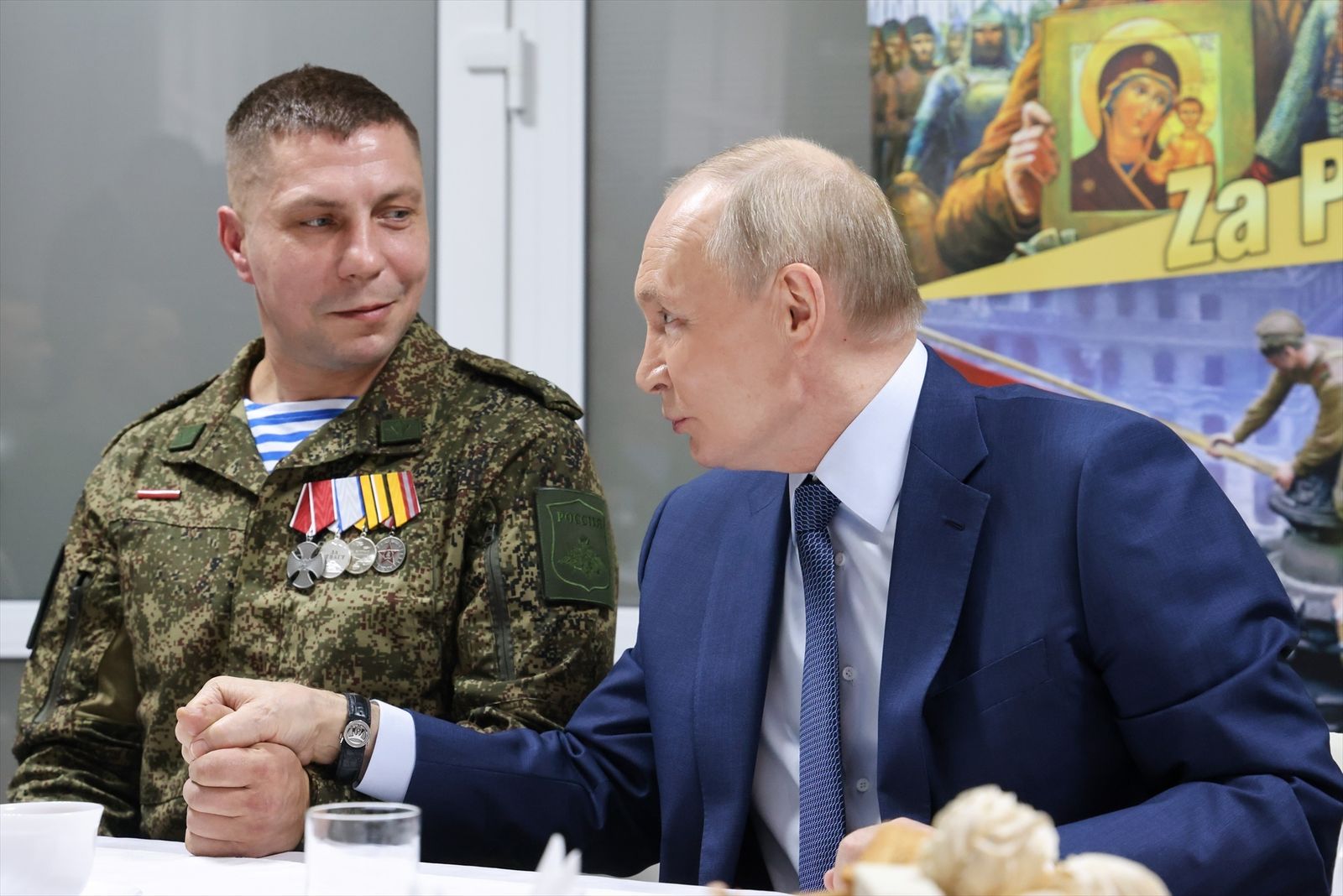 Vladimir Putin con un militar ruso