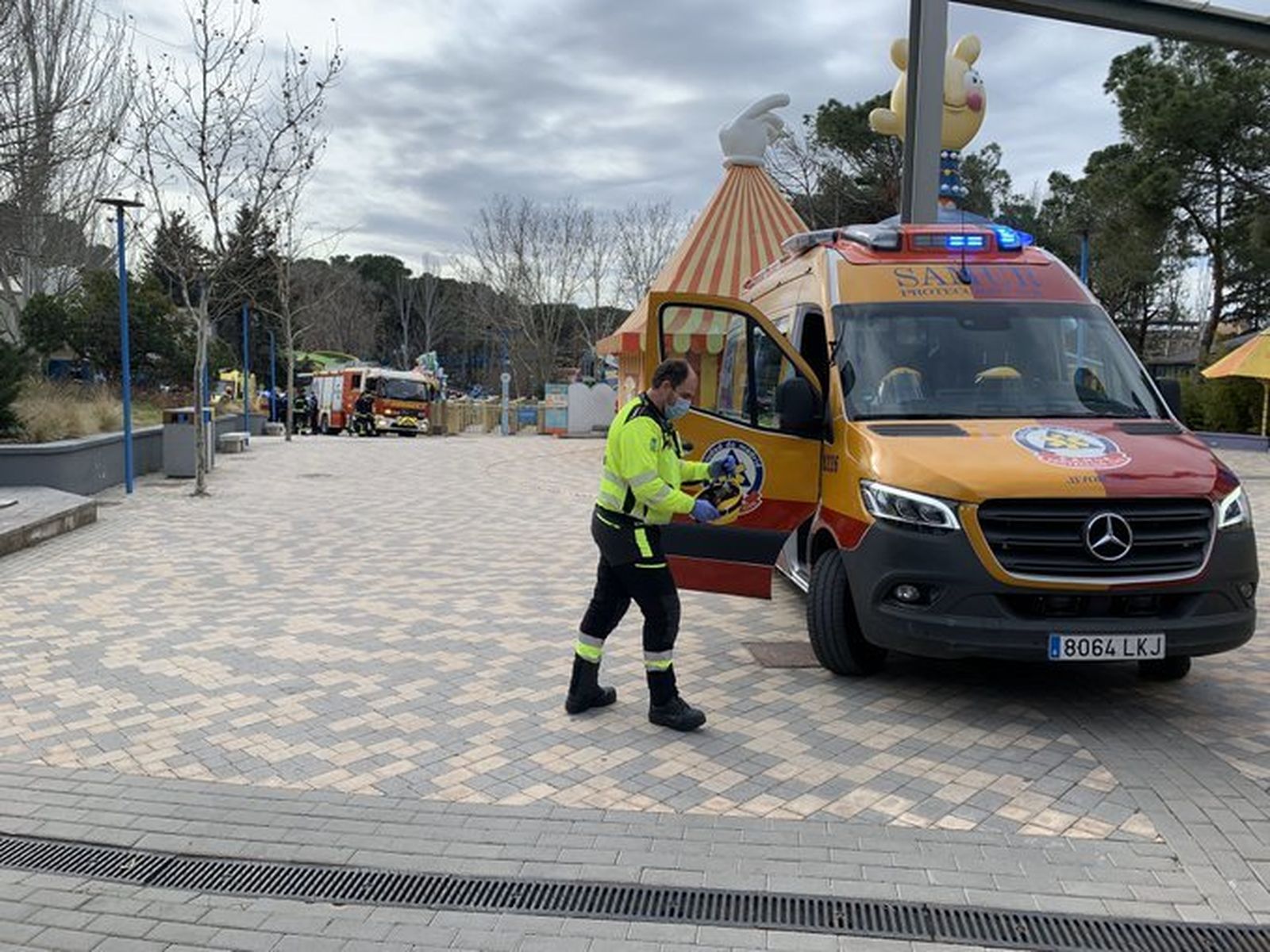 Efectivos de SAMUR-Protección Civil en el parque de atracciones de Madrid