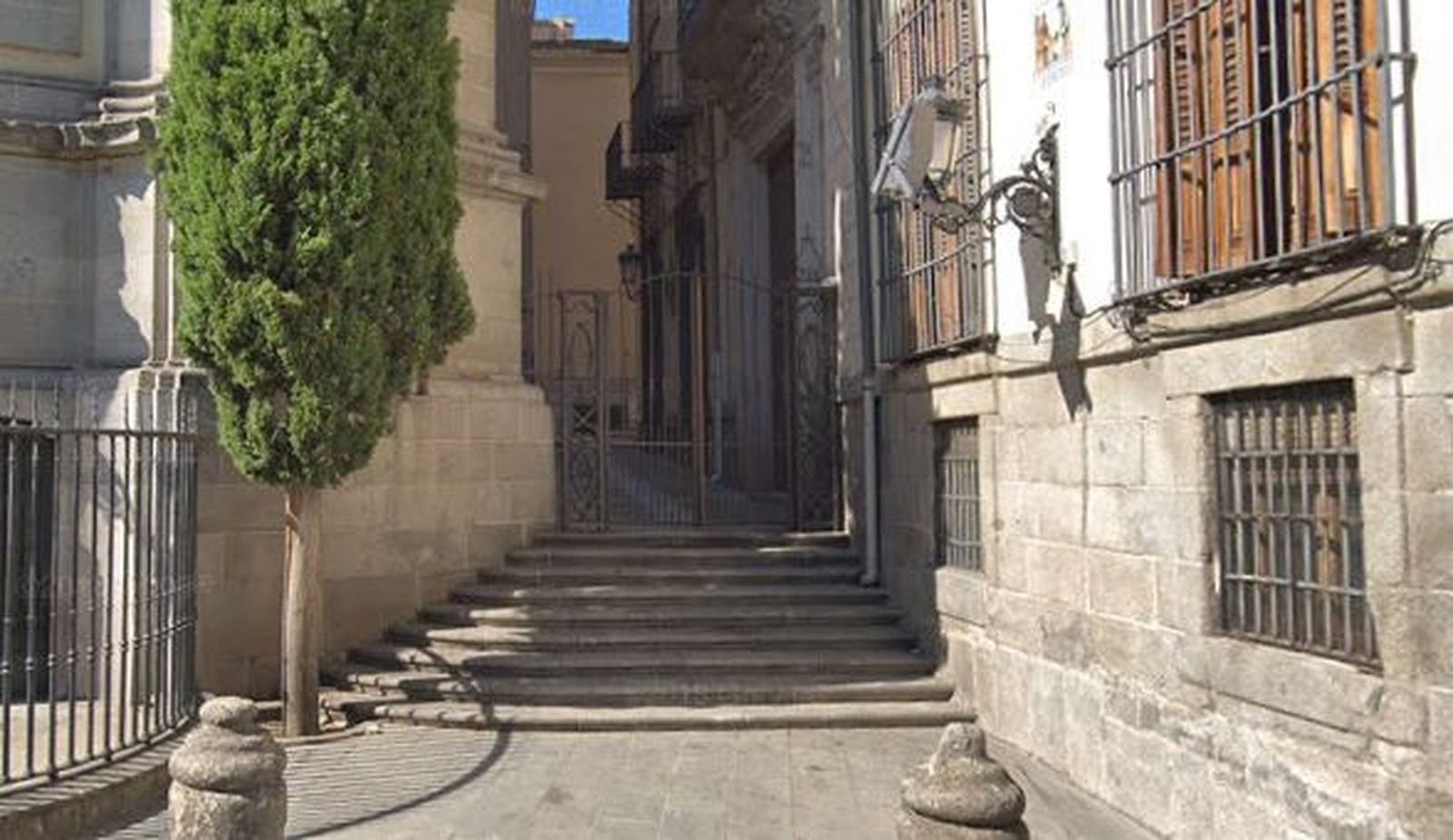 Reja del Pasadizo del Panecillo desde la calle de San Justo