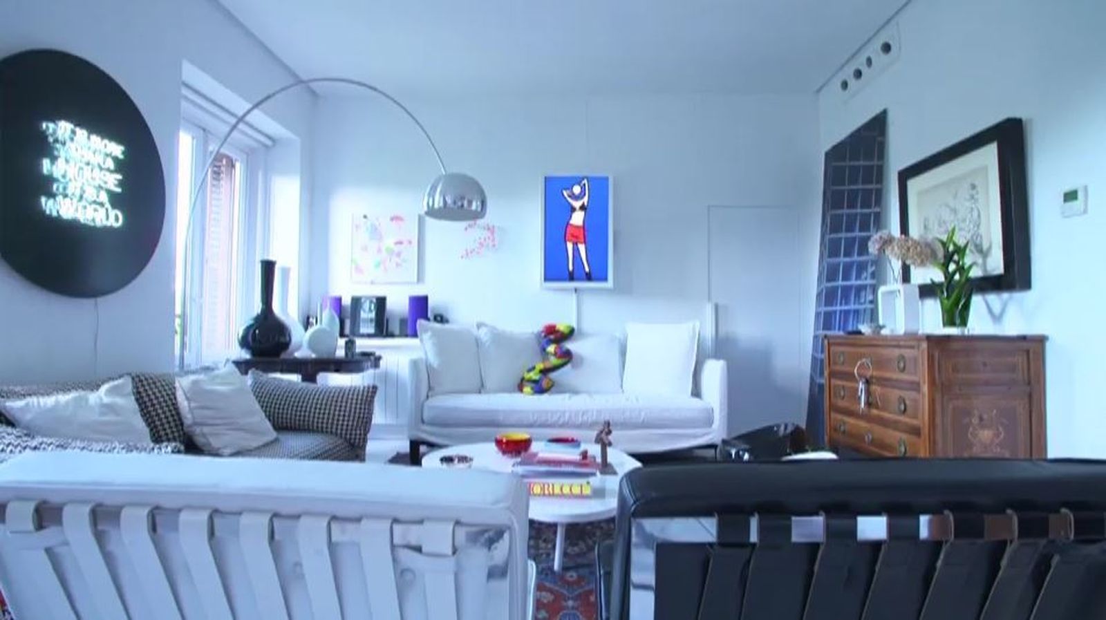 Esta casa bien podría ser un museo de arte contemporáneo. Cuadros, lámparas y hasta butacas, son de diseño. La propietaria de la casa es una conocida arquitecta: Teresa Sapey.