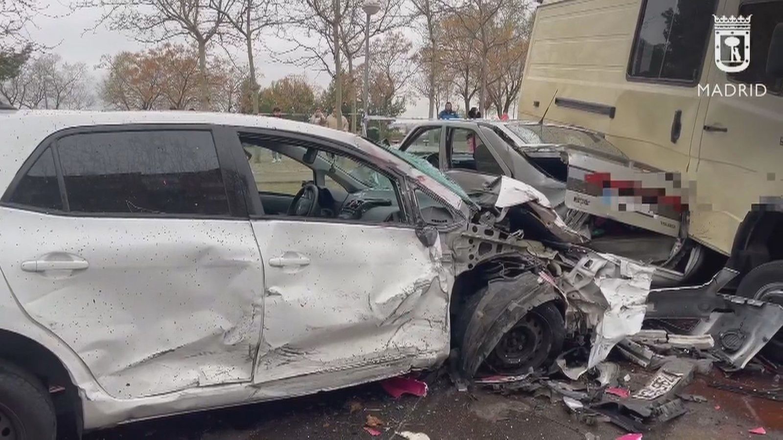 Un tráiler choca en Vallecas contra 7 turismos y 2 furgonetas estacionadas