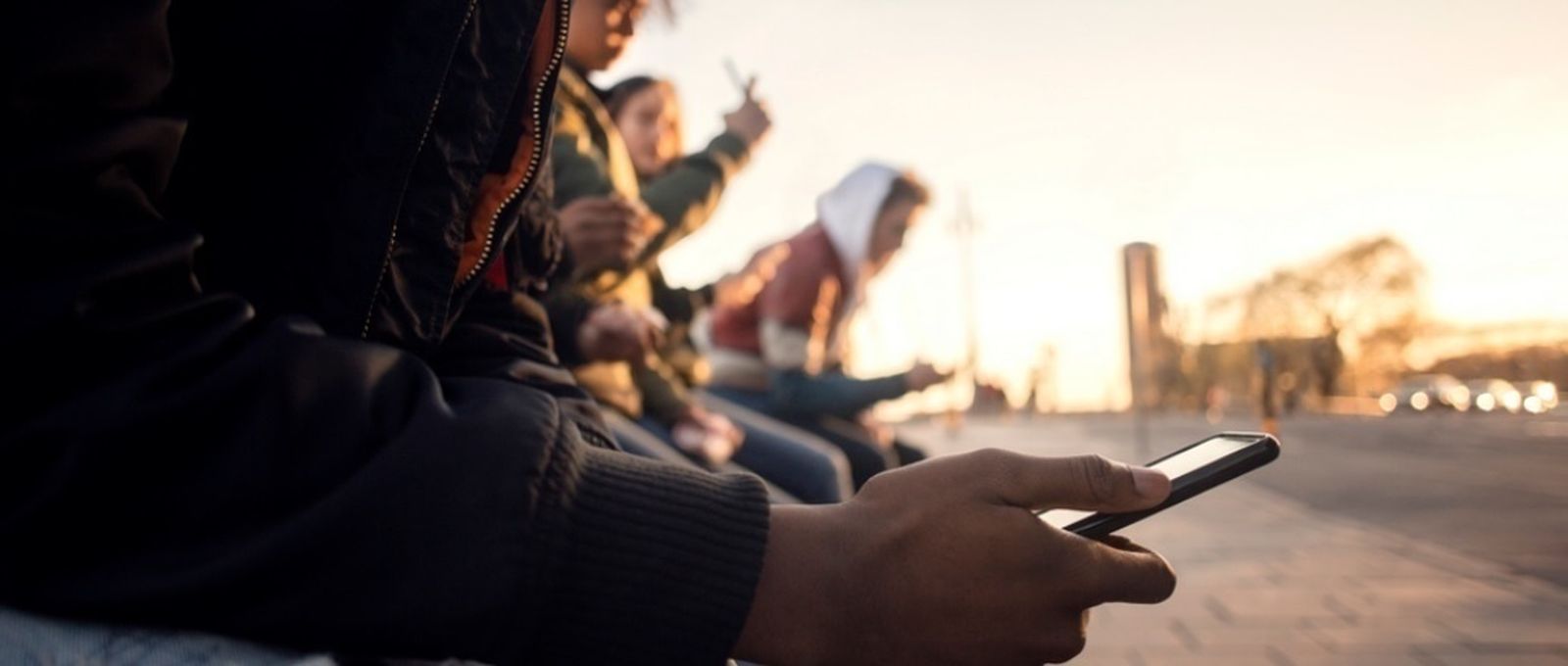 Adolescentes con teléfonos móviles