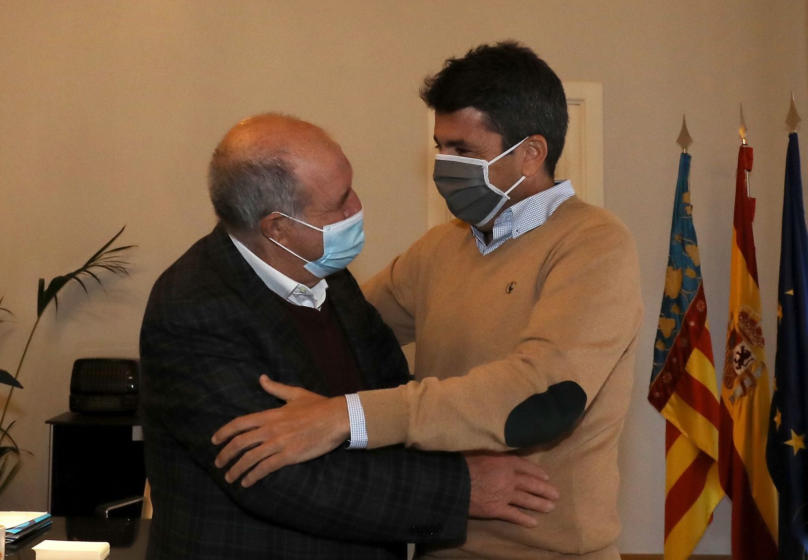 José Luis Seguí (izquierda) con el Presidente de la Diputación de Alicante (Carlos Mazón)