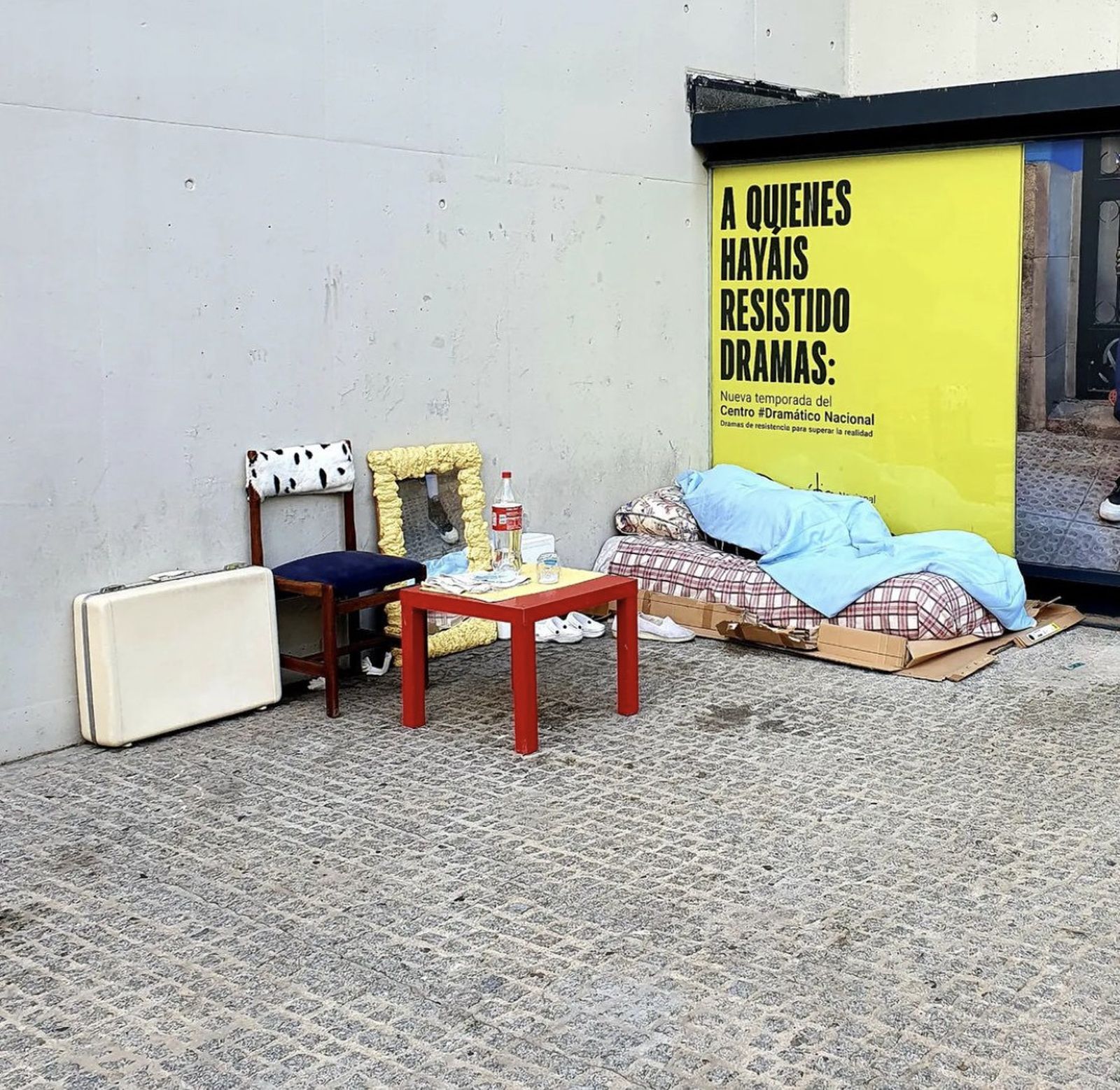 Mario Moros capta fotografías con mensajes de crítica social e irónicos