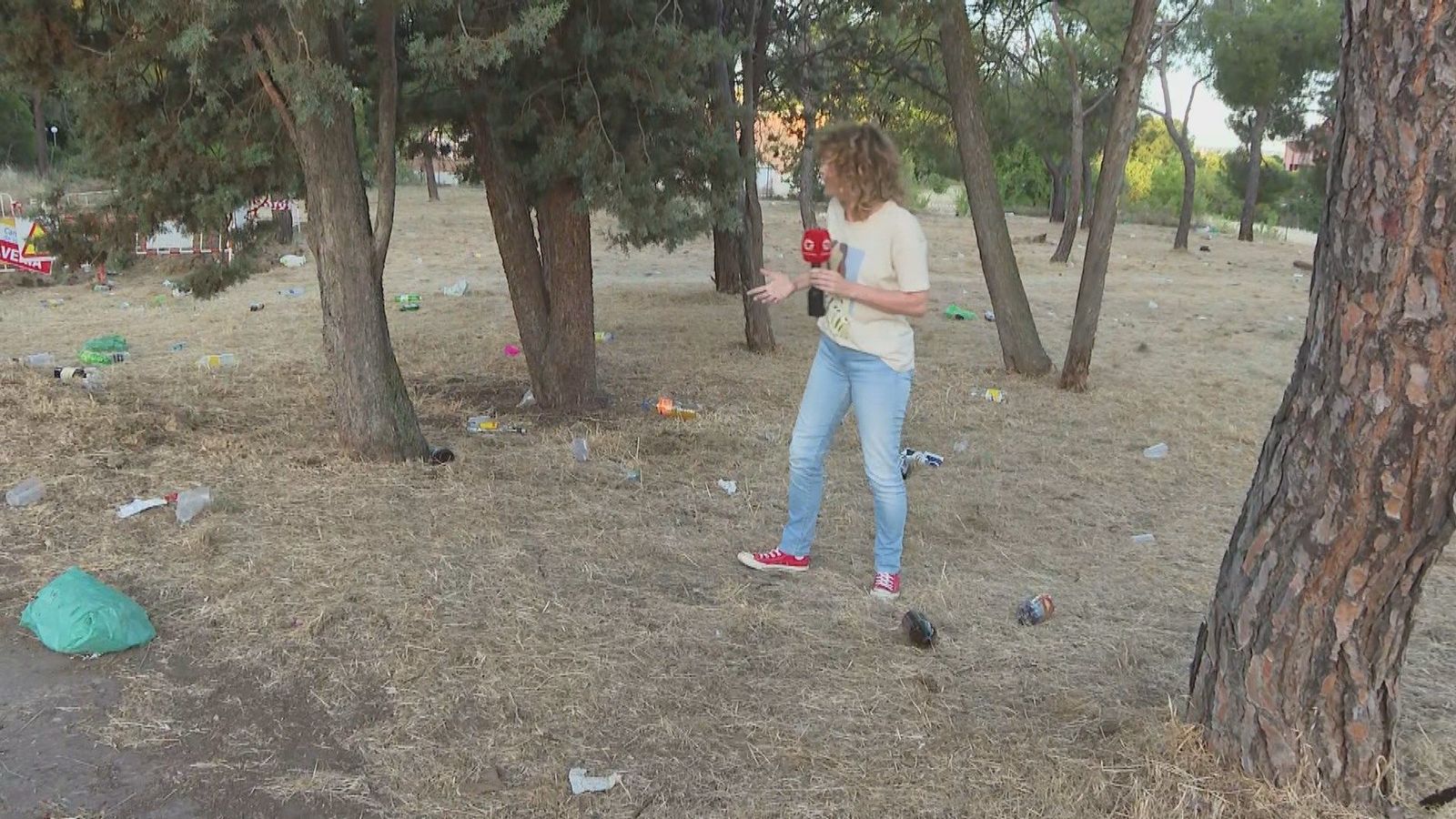 Toneladas de basura en Ciudad Universitaria por el tradicional macrobotellón tras la PAU