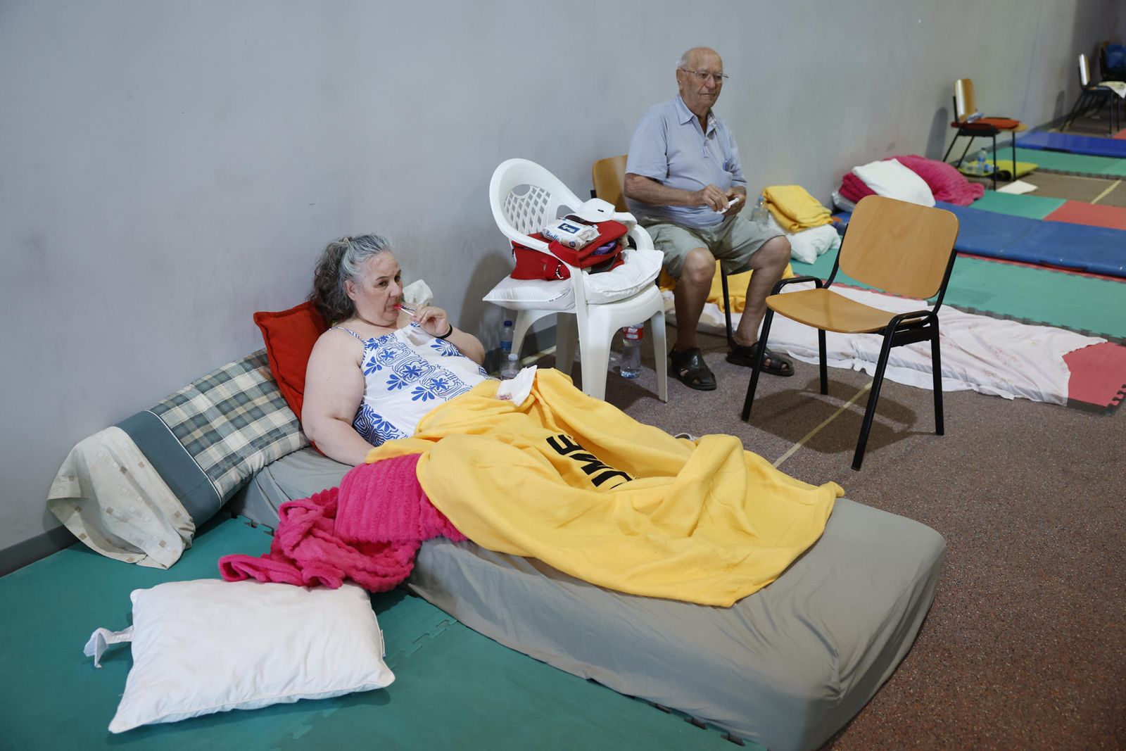 Personas mayores desalojadas por el incendio, en el polideportivo de Villamanta