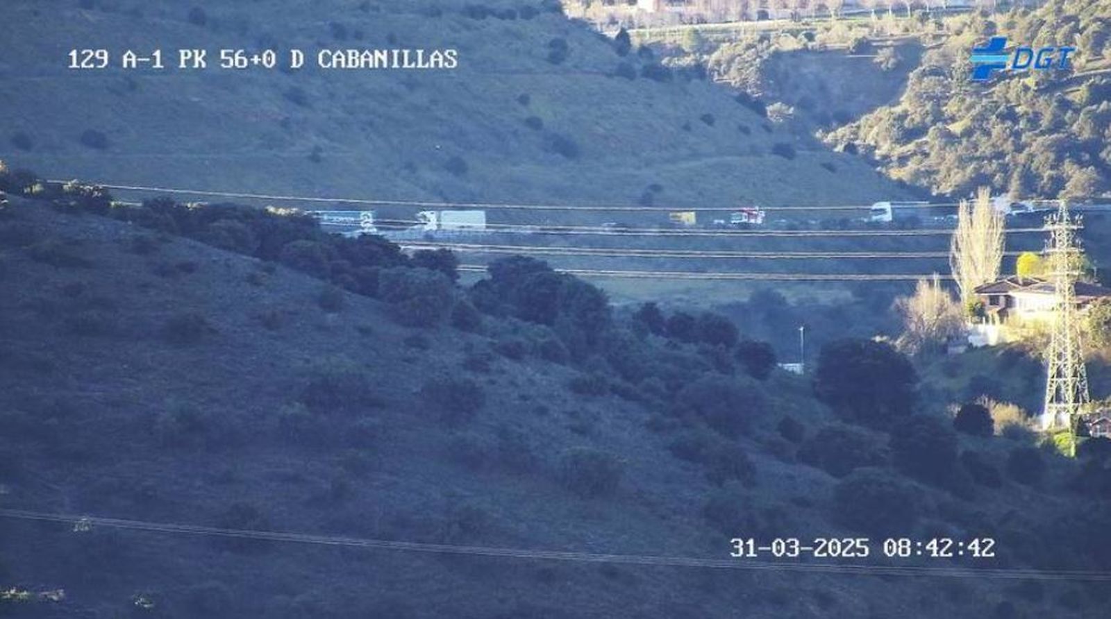Un coche incendiado en la A-1 corta un carril de la A-1 en Cabanillas de la Sierra