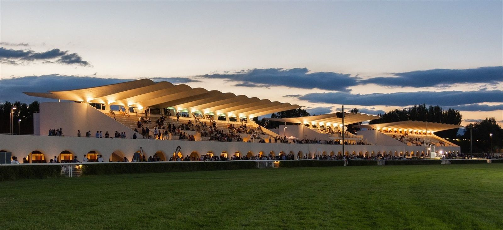 El Hipódromo de la Zarzuela despide sus carreras nocturnas con un balance positivo