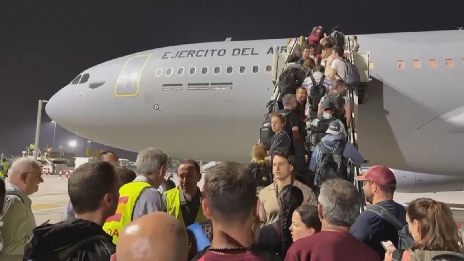 Avión militar con civiles a bordo vuela desde Omán hacia Madrid