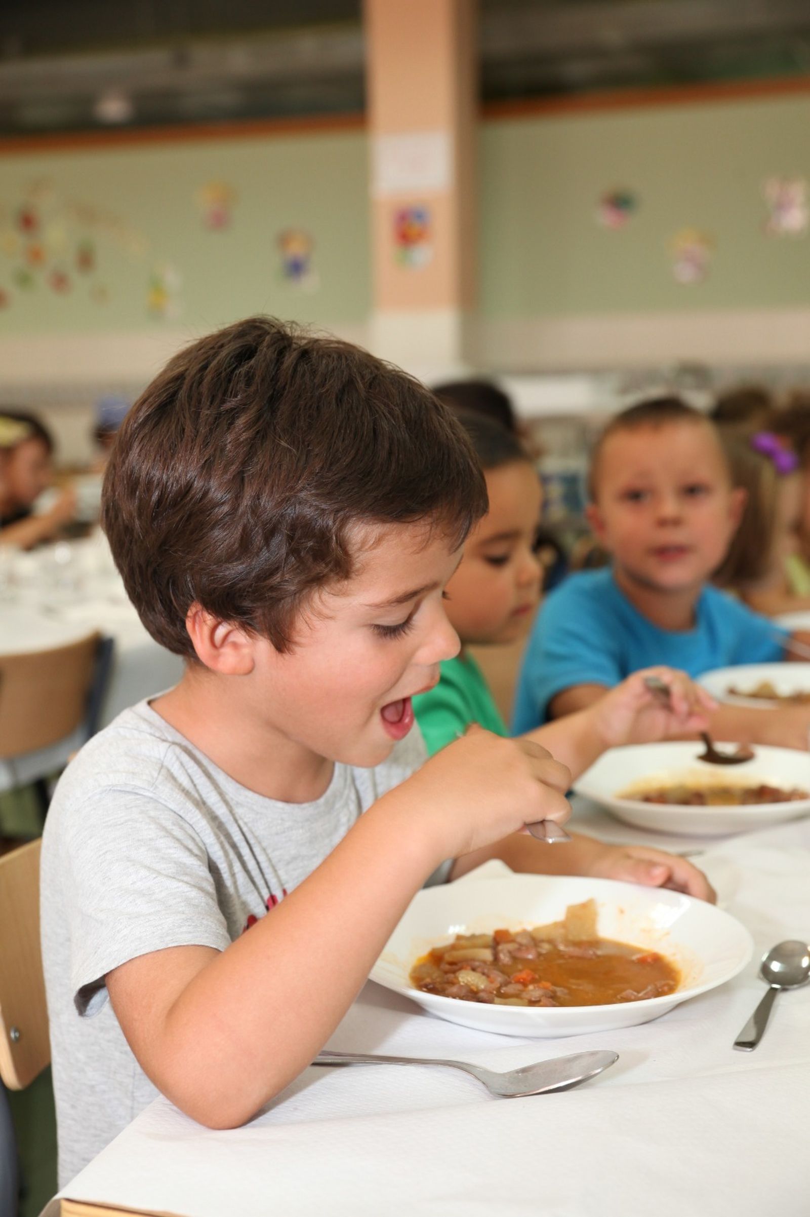 Un menor en un comedor escolar