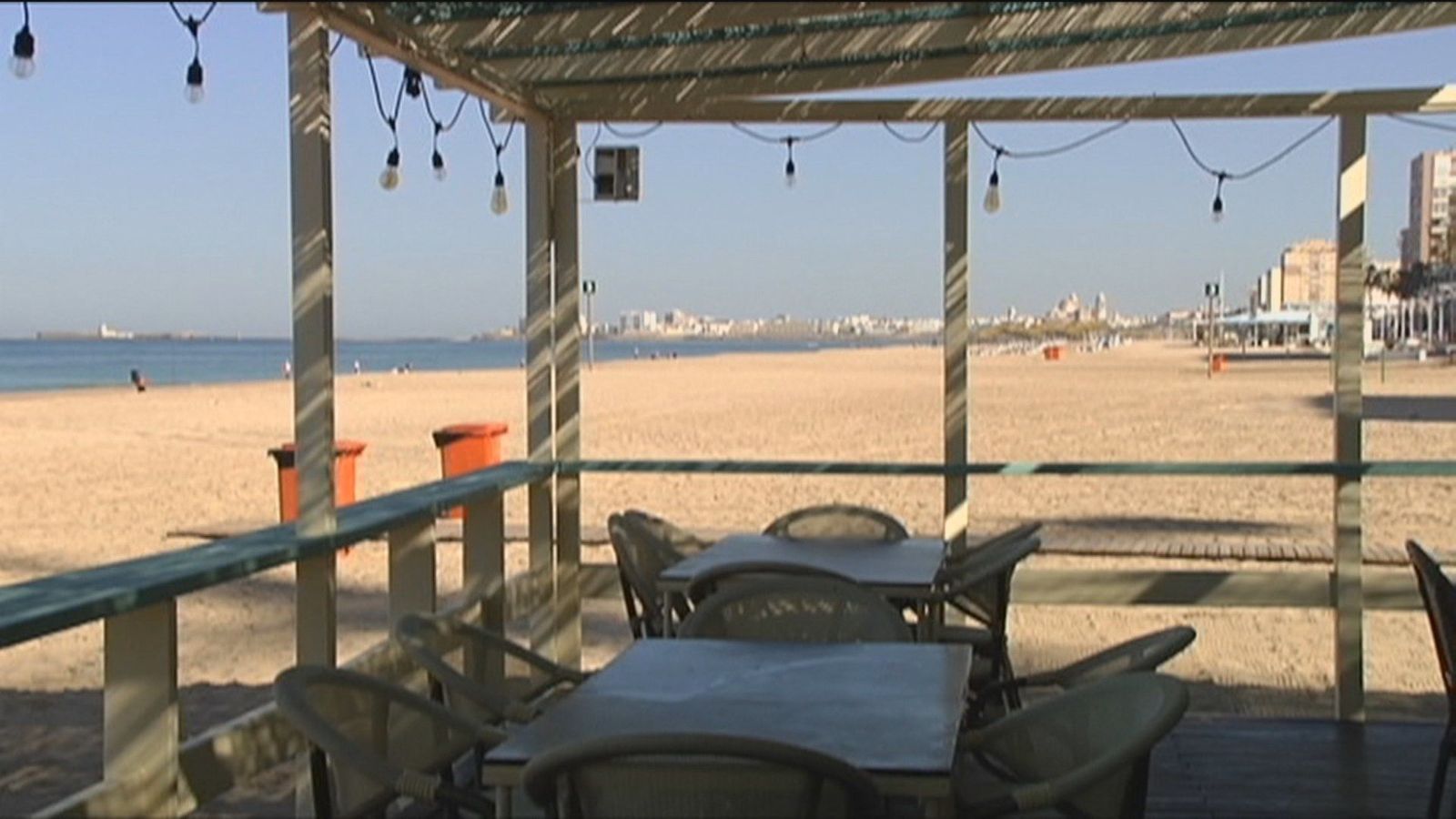 Las playas andaluzas se preparan para recibir a los madrileños con el fin del estado de alarma