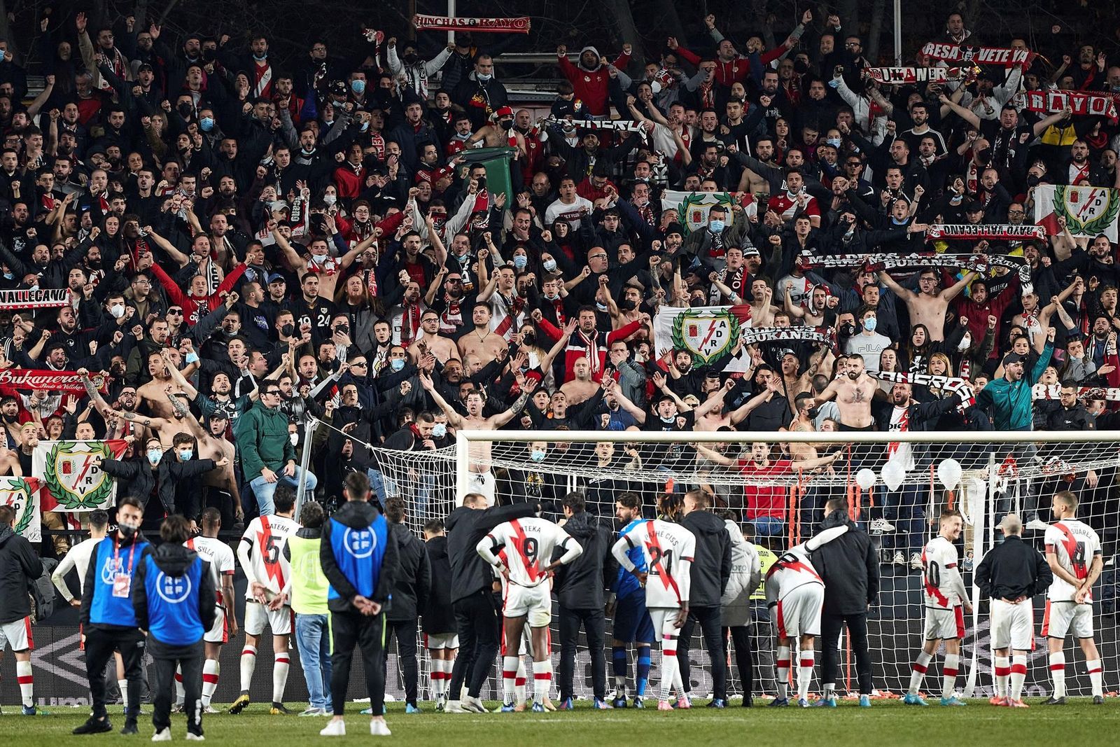 Los jugadores del Rayo Vallecano celebran con sus aficionados la clasificación del equipo para las semifinales de la Copa del Rey