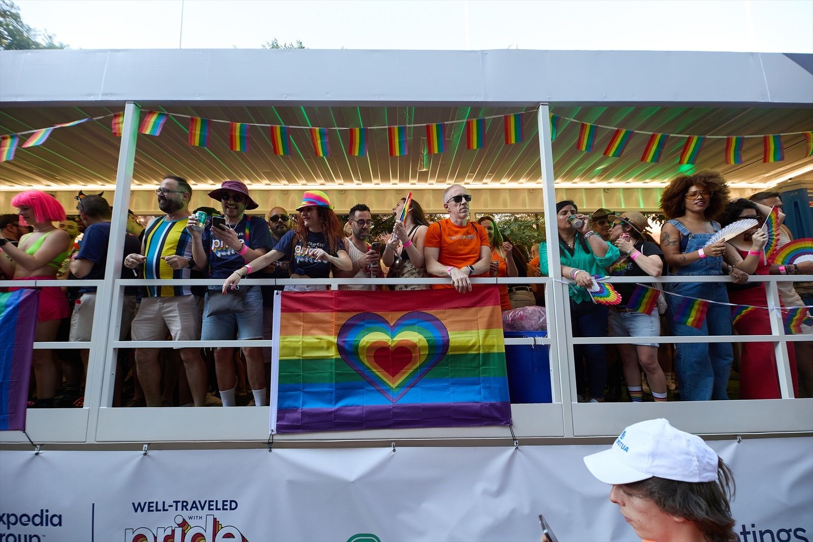 Carroza en el desfile de las fiestas del Orgullo 2024